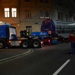 LKW_bringt_Schloti_02_1920x1280