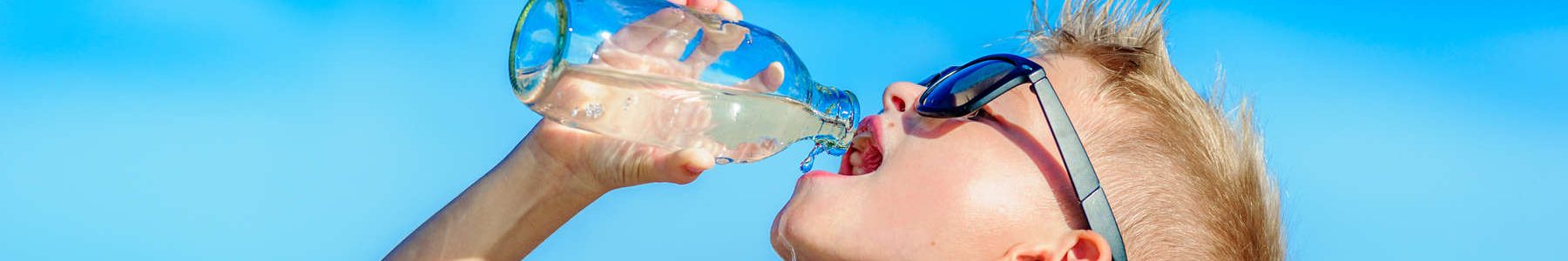Junge trinkt STW-Wasser