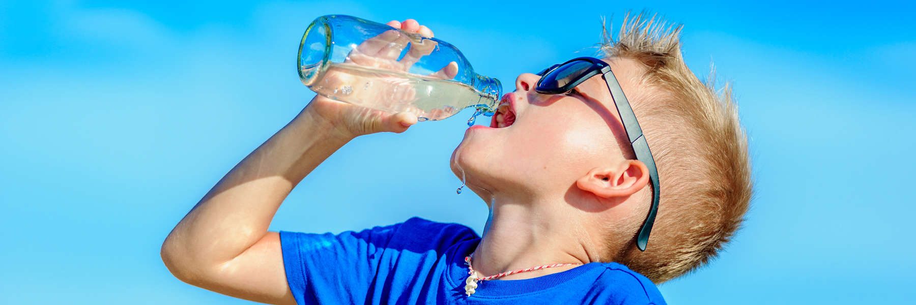 Junge trinkt STW-Wasser