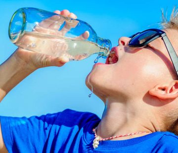 Junge trinkt STW-Wasser