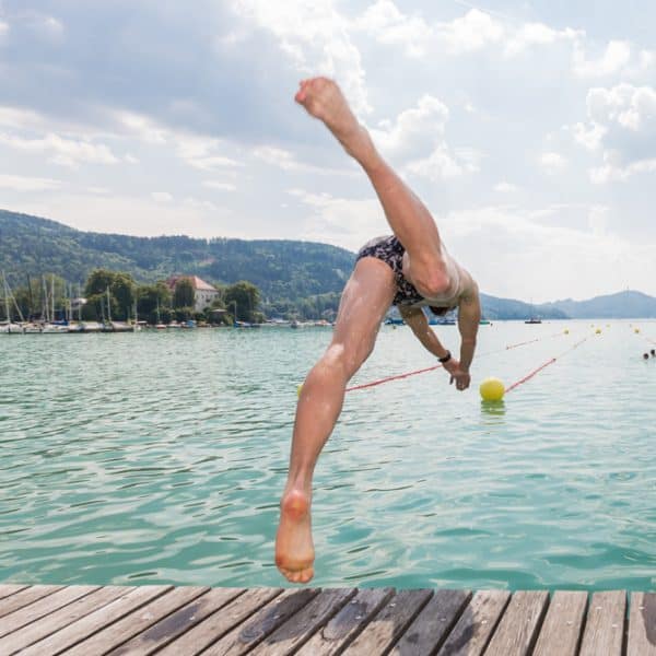 Mann springt in Wörthersee