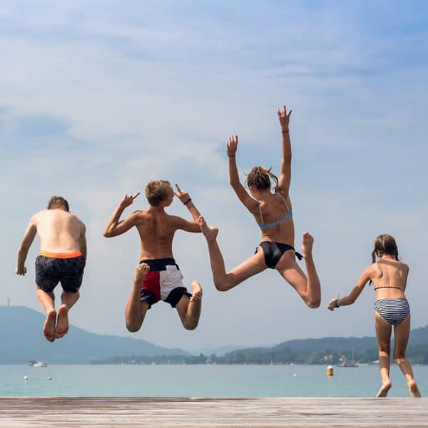 Jugendliche springen in den Wörthersee