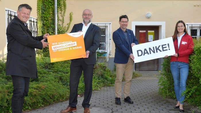 Die Stadtwerke Klagenfurt AG unterstützt die Wohnungslosentagesstätte „Eggerheim“ der Caritas Kärnten mit Fernwärme. Die Hilfsorganisation sagt Danke! V.l. Bürgermeister Christian Scheider, STW-Vorstand Dipl.-Ing. Erwin Smole, Caritasdirektor Mag. Ernst Sandriesser, Mag. Roberta Sonja Striedinger