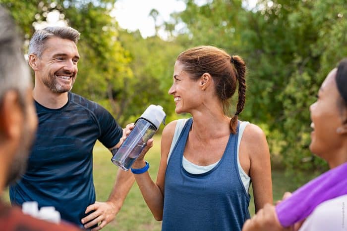 Sportlerin trinkt STW-Trinkwasser