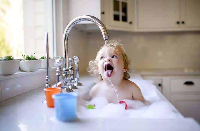 Baby trinkt STW-Trinkwasser aus der Leitung