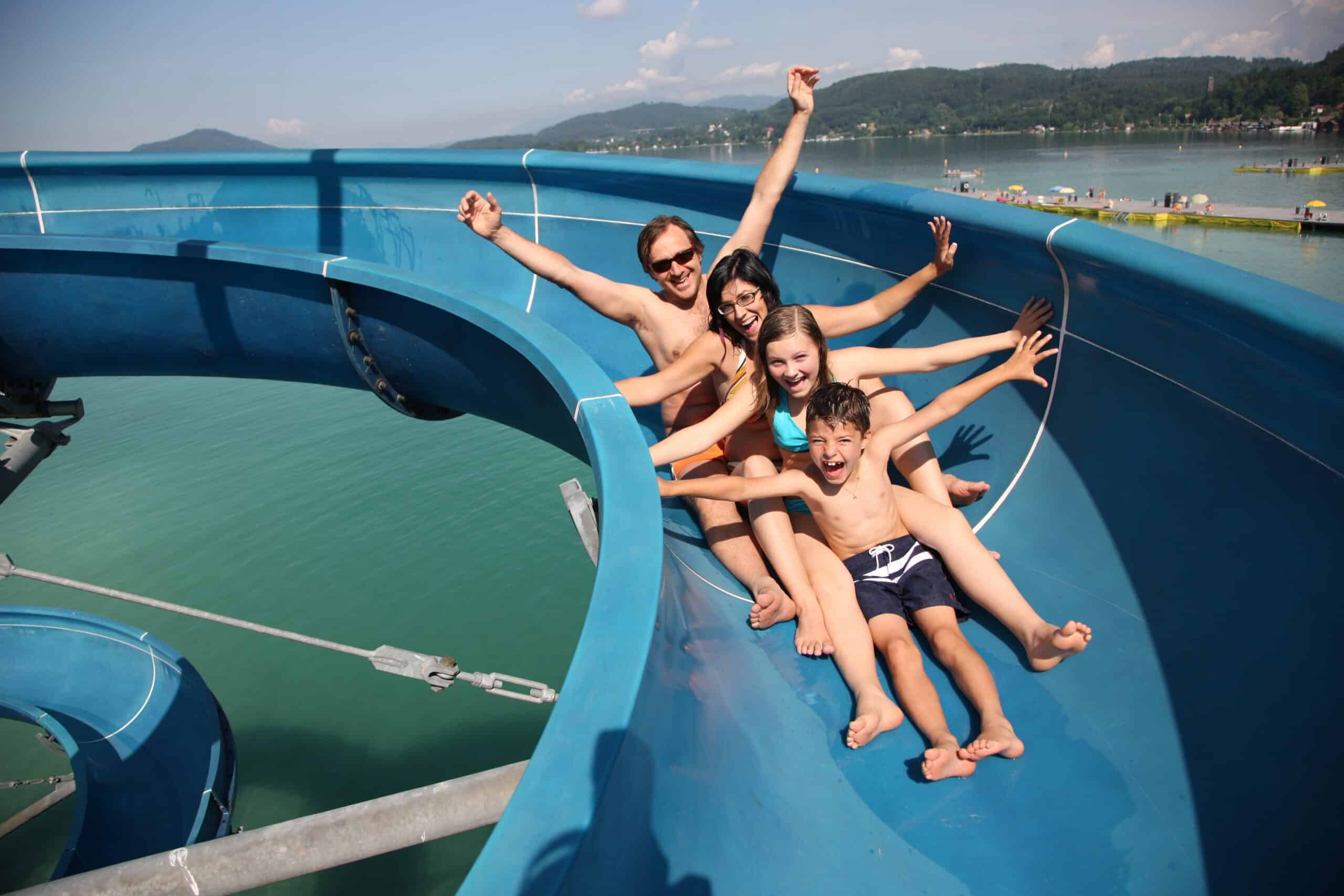 Familie auf Wasserrutsche
